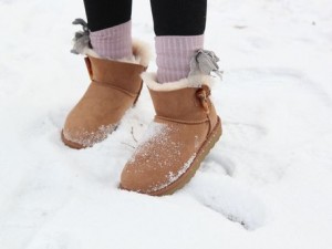 日本超柔软羊皮毛一体皮毛一体雪地靴，老女人揉她毛茸茸的毛，感受温暖与舒适