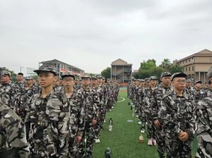 高中生被带到军营里 NP：体验真实军事训练