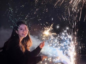 仙女棒坐着使用，安全又方便，让你享受独特的烟花体验