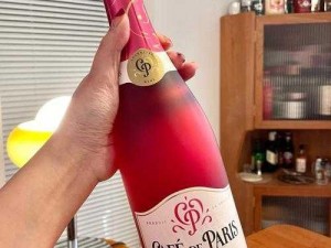 乐蔓樱桃酒，把红酒倒入 B 里喝掉，感受独特的樱桃风味